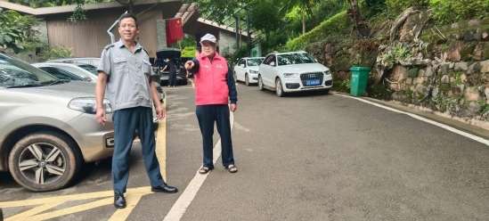 志愿者协助疏导交通