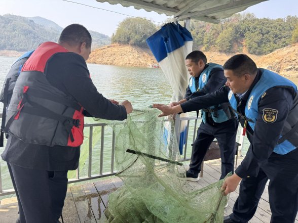 执法人员收缴刺网