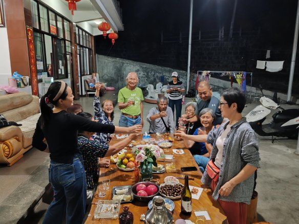 台湾同胞到腊幸温泉欢度中秋