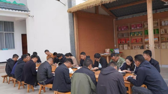 在八甲村座谈2（谢雯 摄）