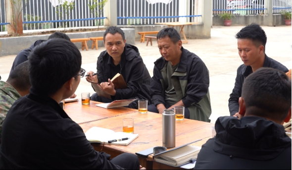 在八甲村座谈1（谢雯 摄）