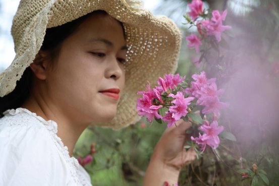 白裙与粉花：春日的邂逅