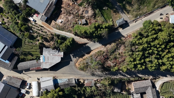 燕寺村小集镇路口道路