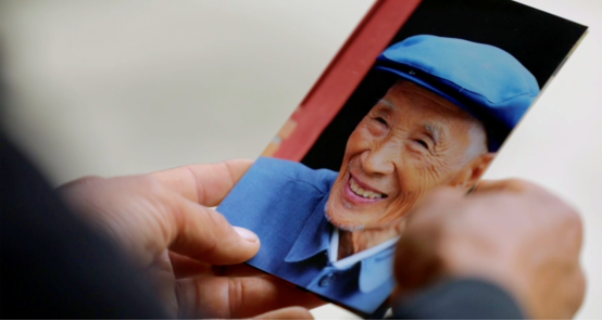 第6集 杨福李翻看照片回忆当年爷爷对自己的教诲.png