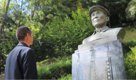 周波缅怀老书记.png