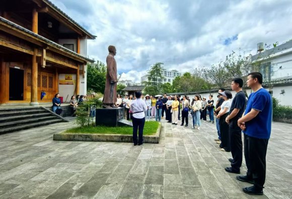学员在李鑫故居开展现场教学