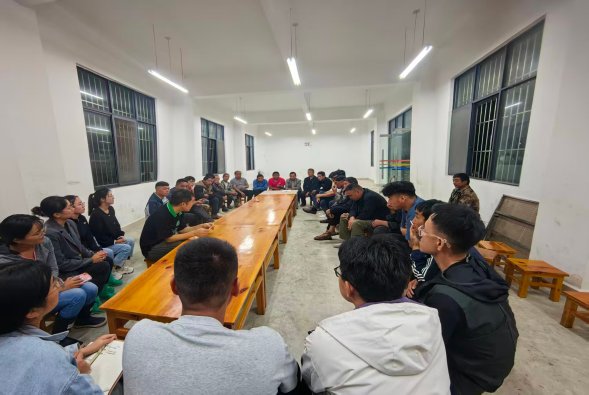 教学班学员与群众座谈
