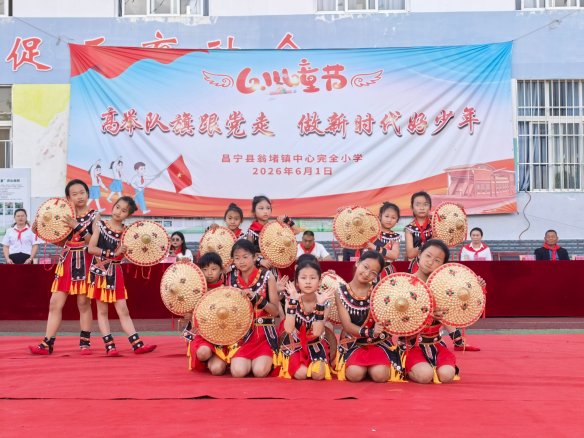 3.文艺汇演（辉佳维摄）