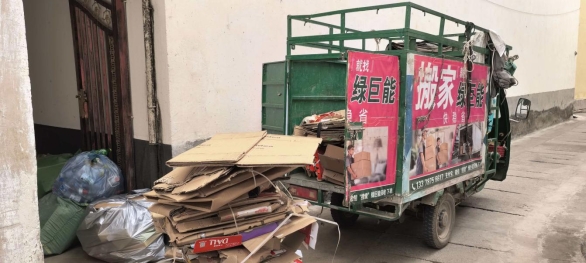 绿巨能深入农户家回收垃圾