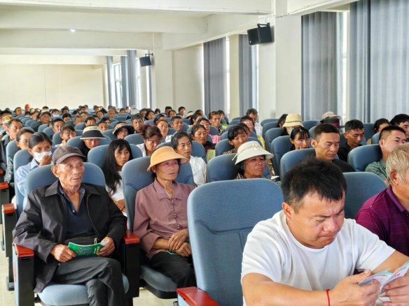 2.家长认真听讲、阅读宣传手册(刘飞摄)