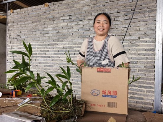 段云芬正在打包（徐静拍摄）