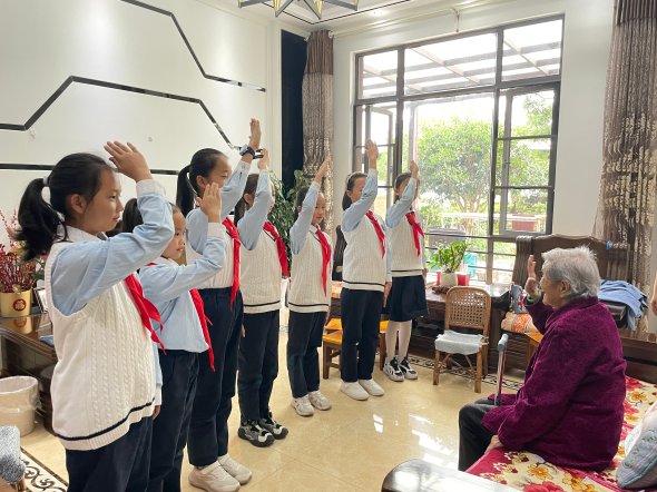 向老同志致敬